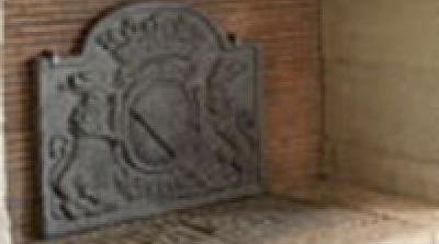 Plaque de fonte de chemine - dcrassage avec arogommeuse