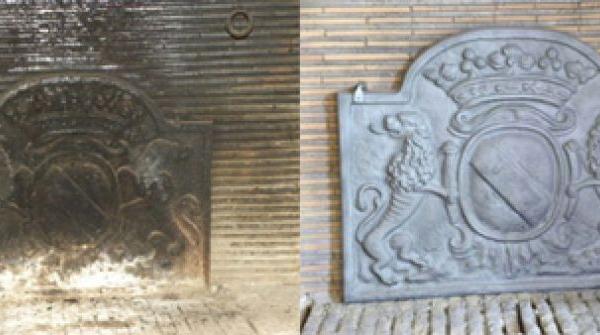 Nettoyage d'une Plaque de Chemin&eacute;e en Fonte par A&eacute;rogommage